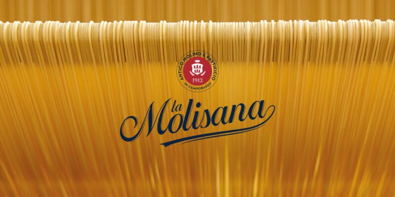 La Molisana Logo auf einem Hintergrund mit ordentlich arrangierten Pastasträngen