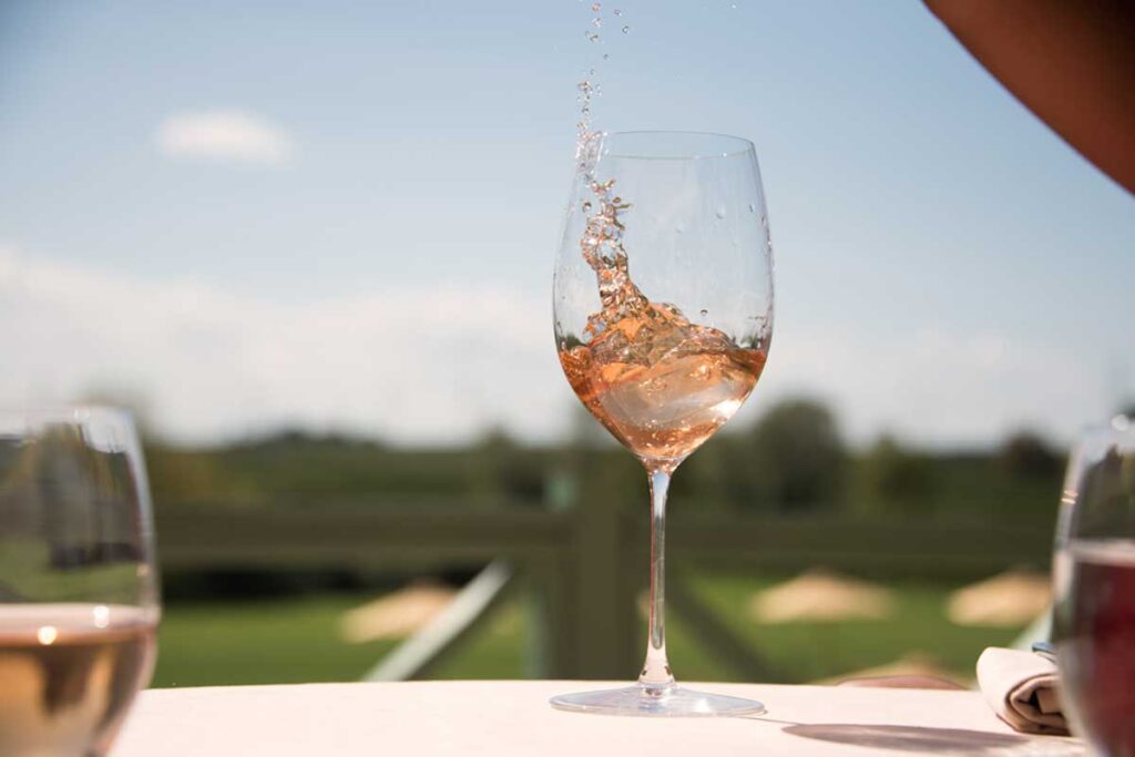 Spritziger Bardolino Chiaretto wird bei Sonnenschein ins Glas eingeschenkt – frischer Roséwein aus Venetien.